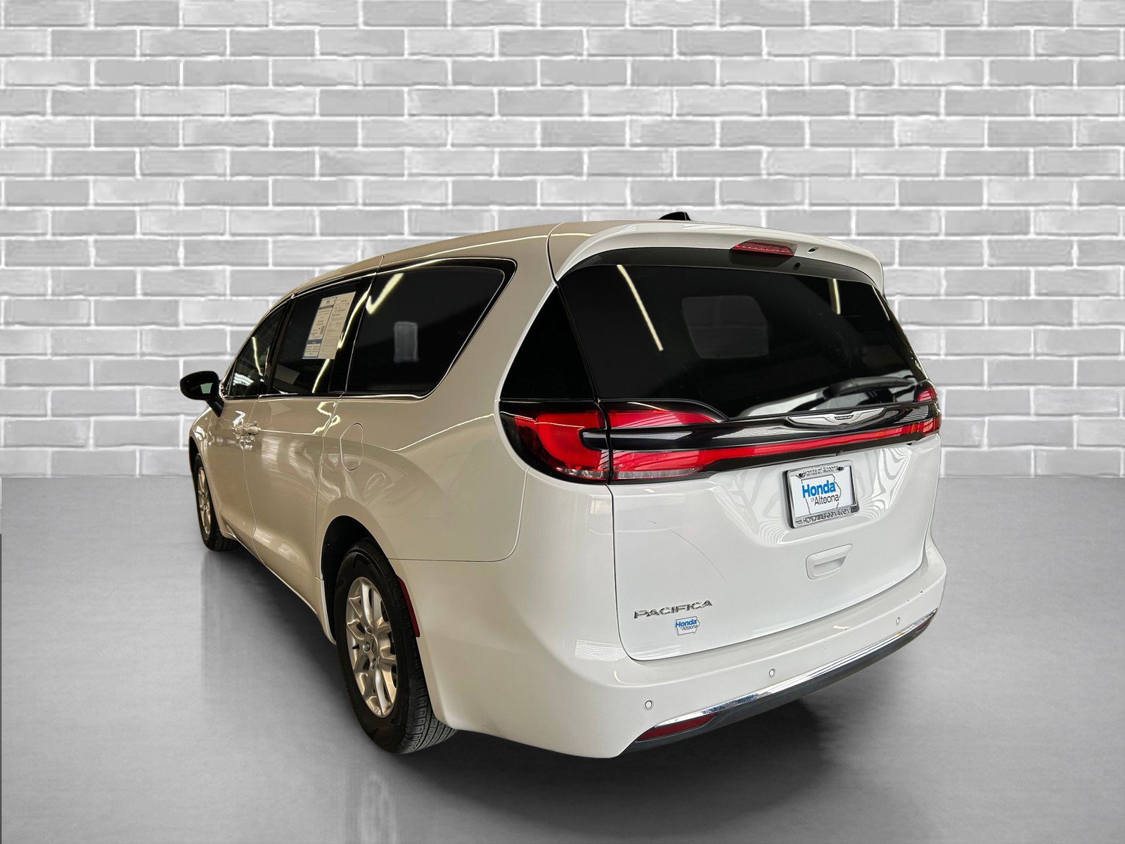 Used 2023 Chrysler Pacifica Touring-L image 3