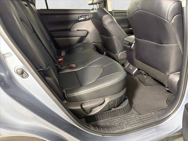 Used 2022 Toyota Highlander XLE FWD image 16