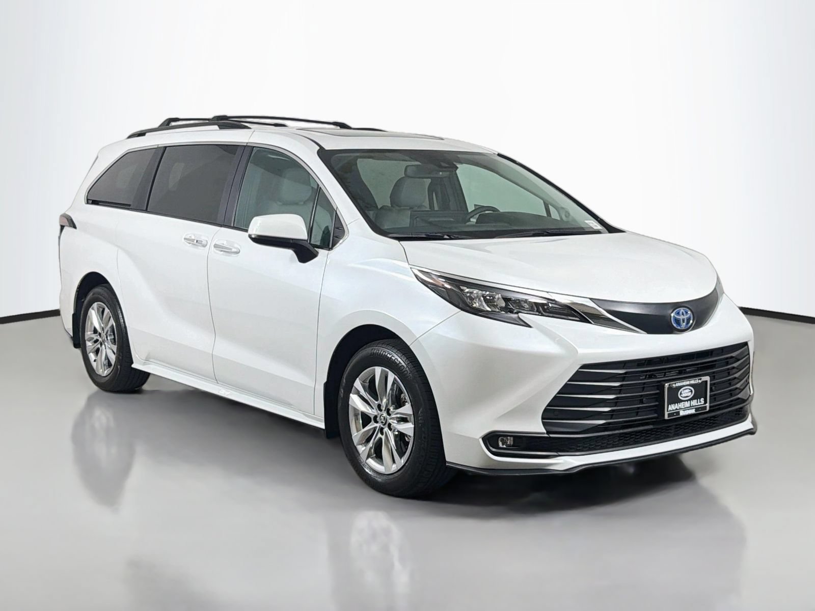 Used 2025 Toyota Sienna XLE w/ XLE Plus Package FWD image 7