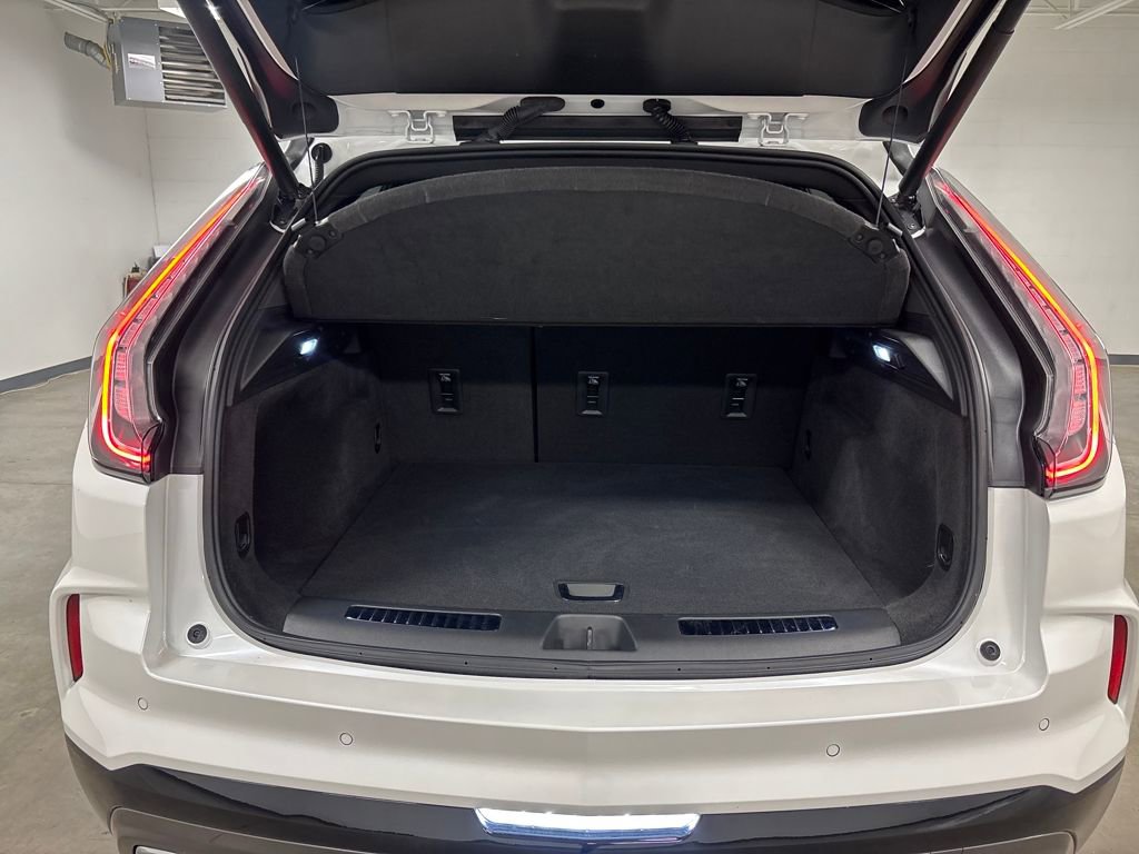 Used 2024 Cadillac XT4 Sport w/ Cold Weather Package image 18