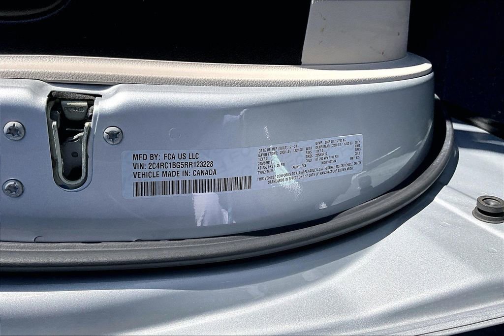 Used 2024 Chrysler Pacifica Touring-L image 17