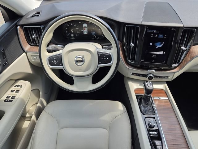 Used 2021 Volvo XC60 T5 Momentum image 18