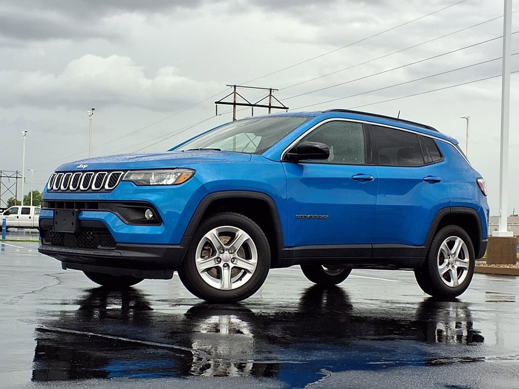 Used 2023 Jeep Compass Latitude w/ Convenience Group AWD/4WD image 2