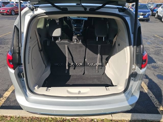Used 2023 Chrysler Pacifica Touring-L FWD image 13