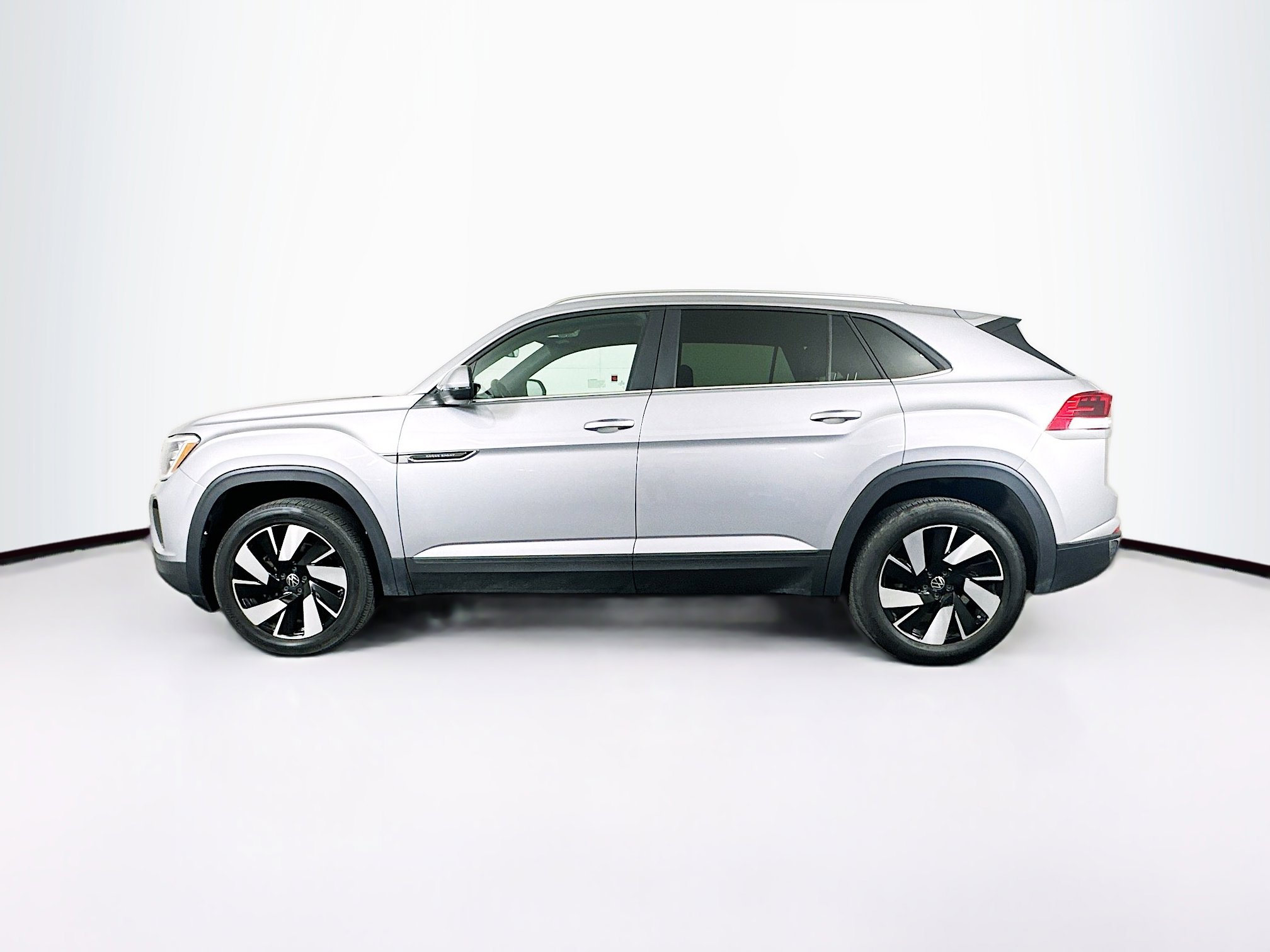 Used 2025 Volkswagen Atlas Cross Sport SE FWD image 4