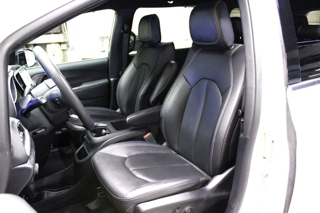Used 2025 Chrysler Pacifica Select image 24