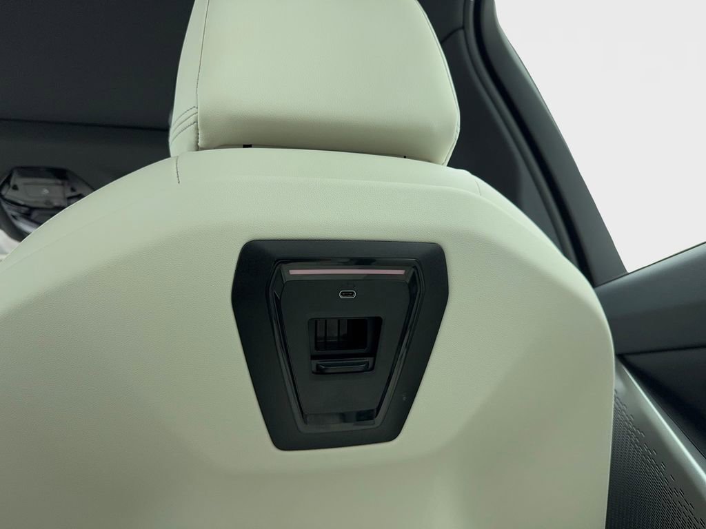 Used 2025 BMW i5 eDrive40i w/ Executive Package image 19