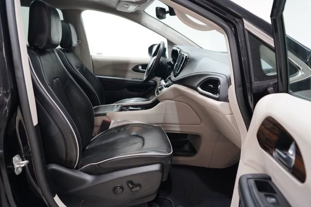 Used 2023 Chrysler Pacifica Limited image 35