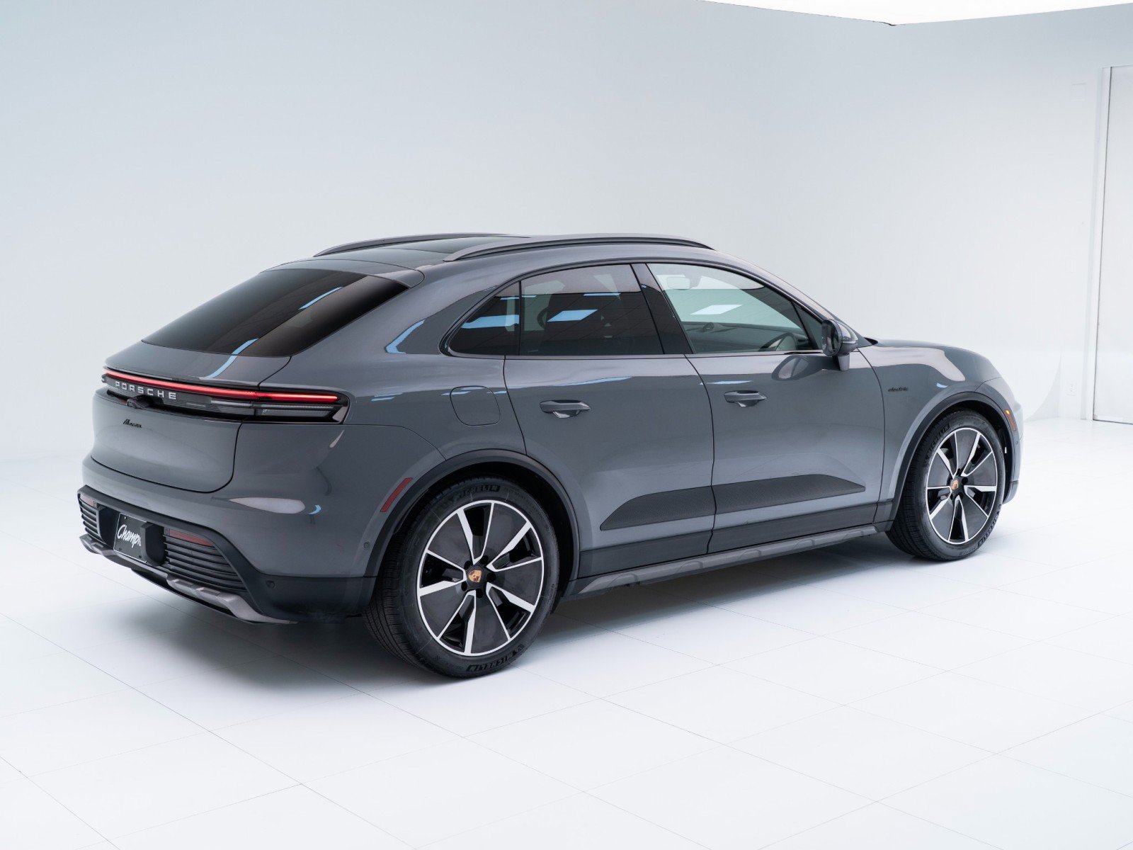 Certified 2025 Porsche Macan Electric image 9
