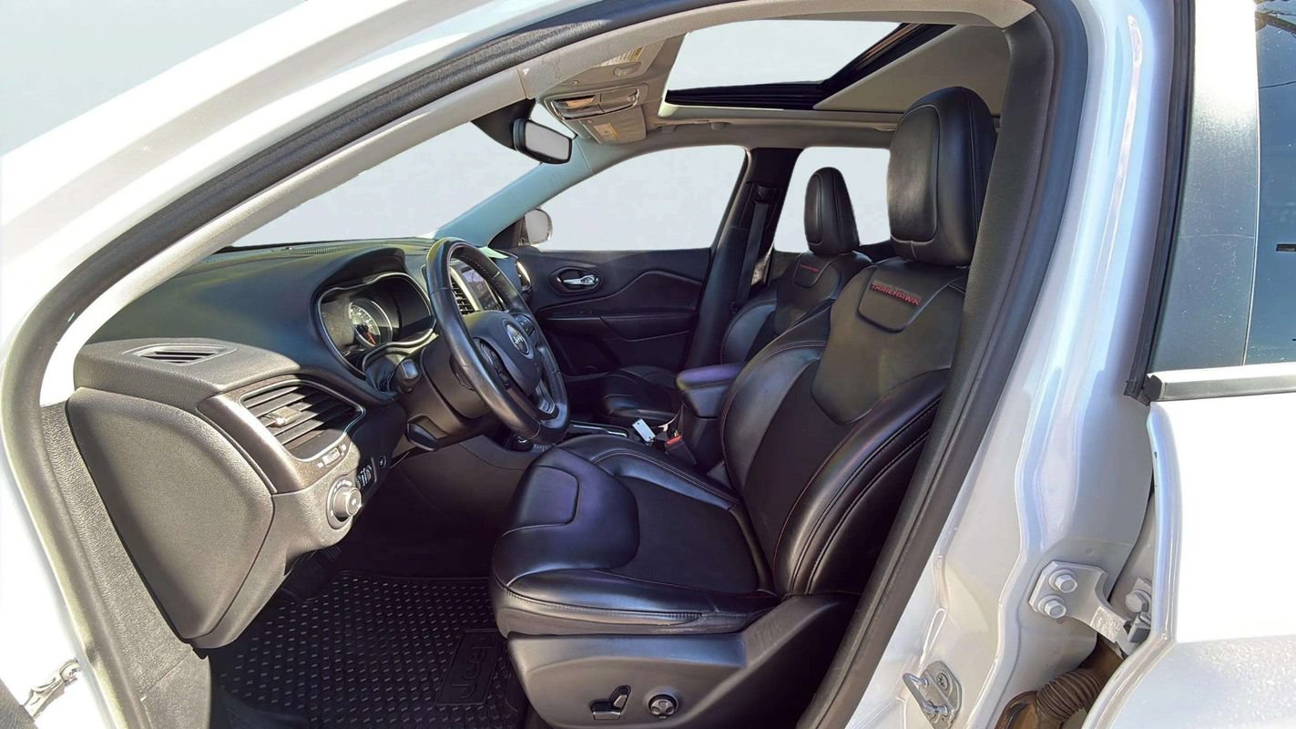 Used 2019 Jeep Cherokee Trailhawk w/ Comfort/Convenience Group AWD/4WD image 18