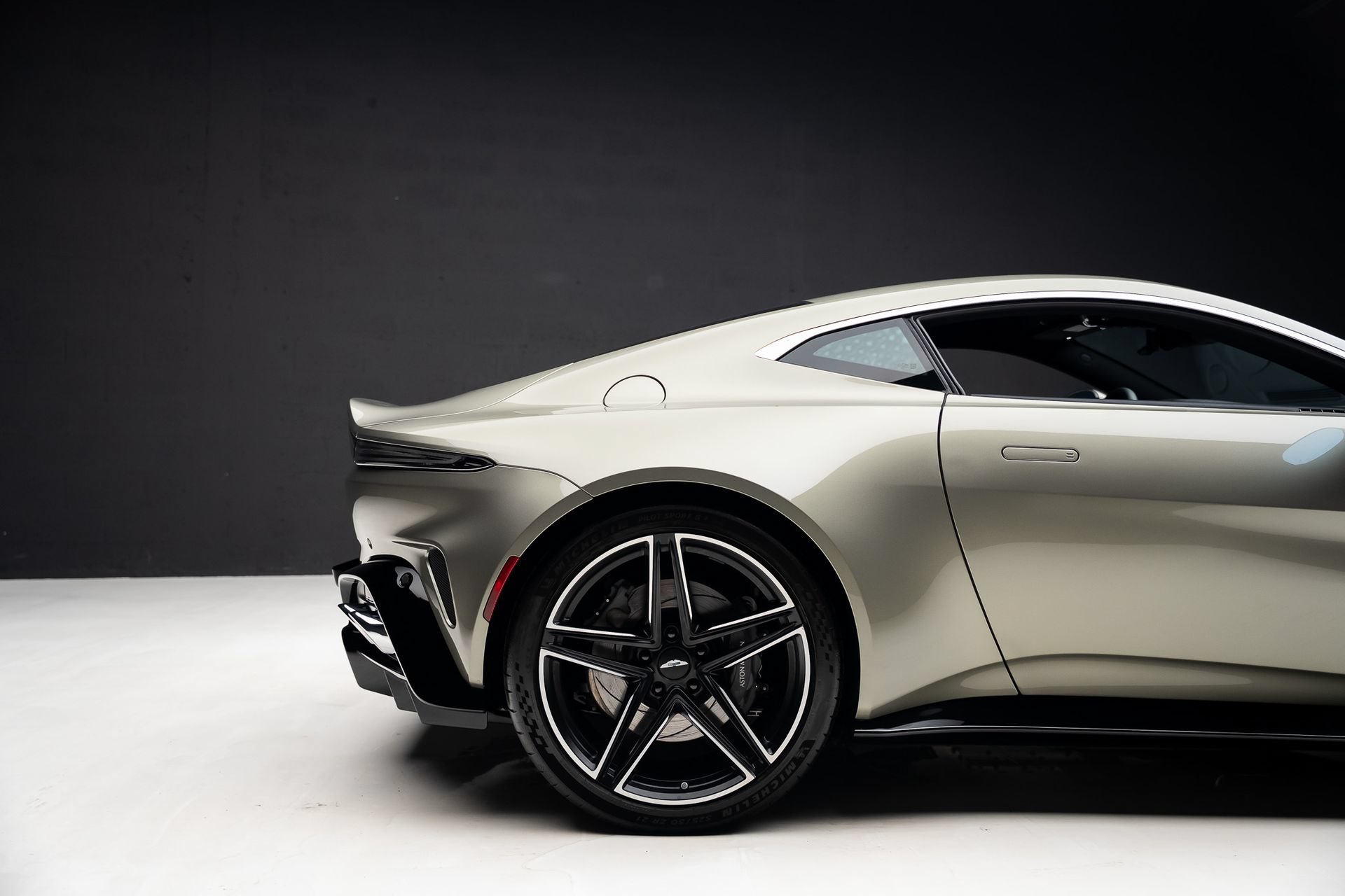 Used 2025 Aston Martin V8 Vantage Coupe RWD image 36