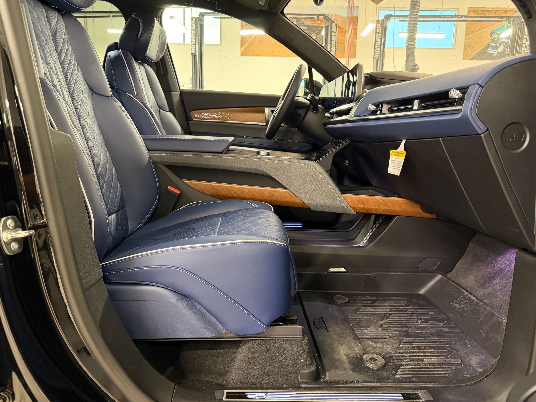 New 2026 Cadillac Vistiq Premium Luxury w/ LPO, Floor Liner Package AWD/4WD image 28