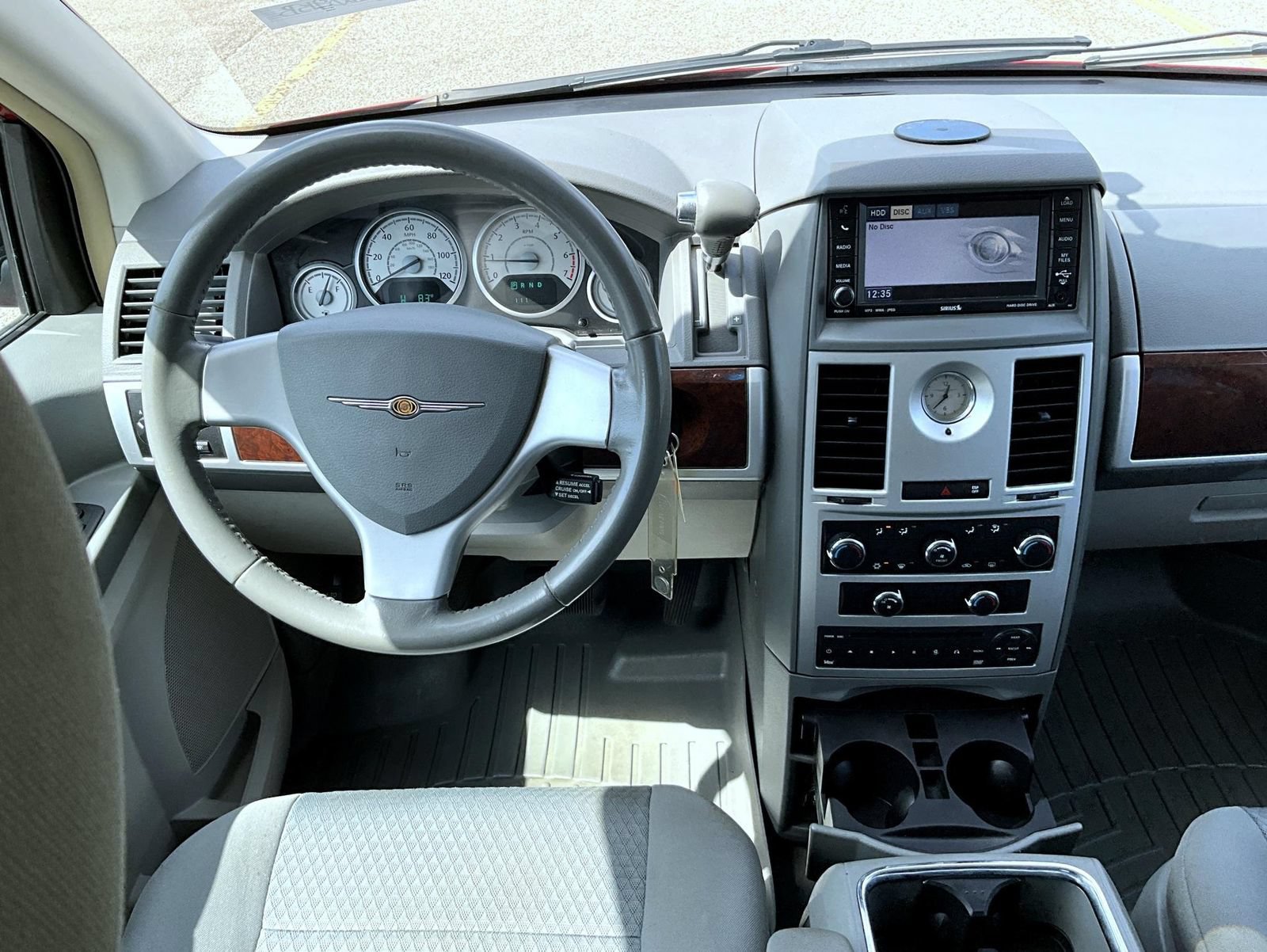 Used 2010 Chrysler Town & Country Touring w/ Entertainment Group #2 FWD image 13