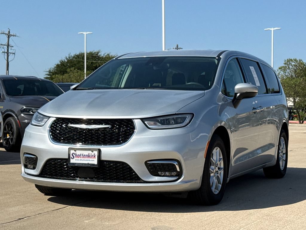 Used 2023 Chrysler Pacifica Touring-L FWD video 3