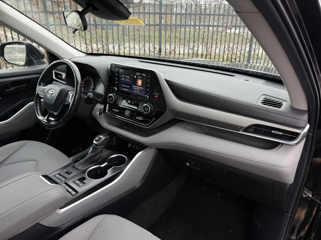Used 2021 Toyota Highlander LE image 12