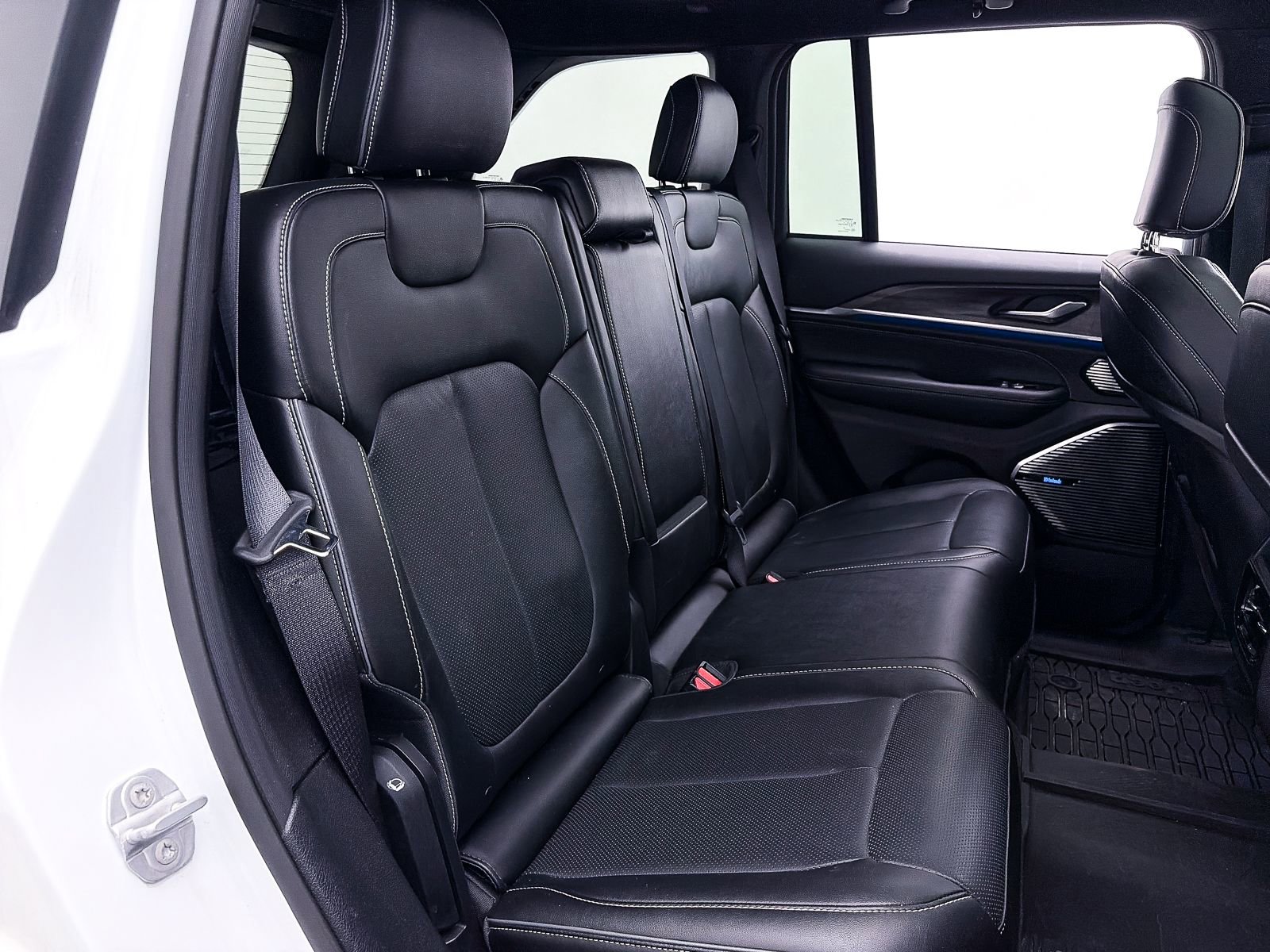 Used 2022 Jeep Grand Cherokee Overland AWD/4WD image 43