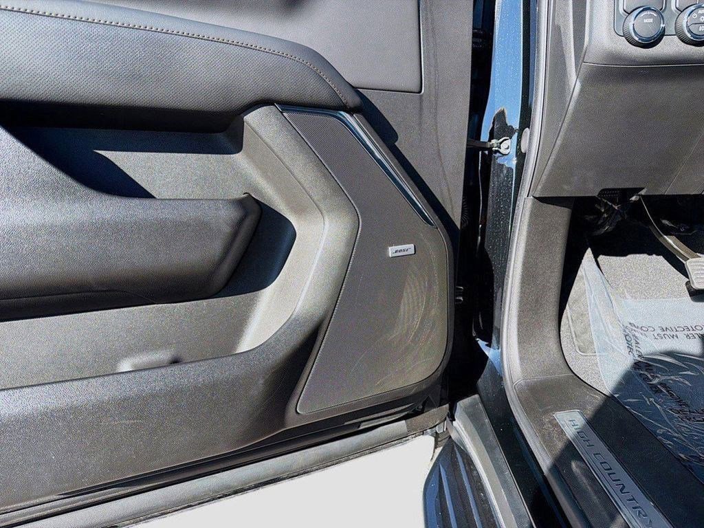Used 2025 Chevrolet Suburban High Country RWD image 27