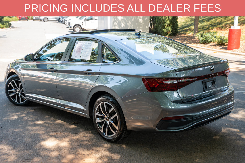 Used 2025 Volkswagen Jetta SE FWD image 3