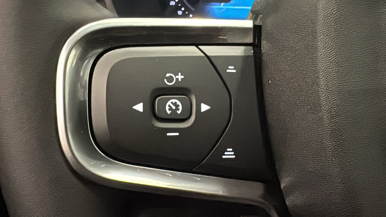 New 2026 Volvo XC40 B5 Ultra w/ Climate Package AWD/4WD image 13