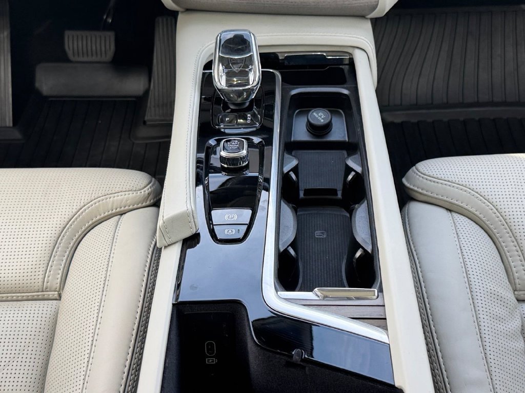 Certified 2024 Volvo XC90 T8 Ultimate w/ Protection Package Premier AWD/4WD image 15