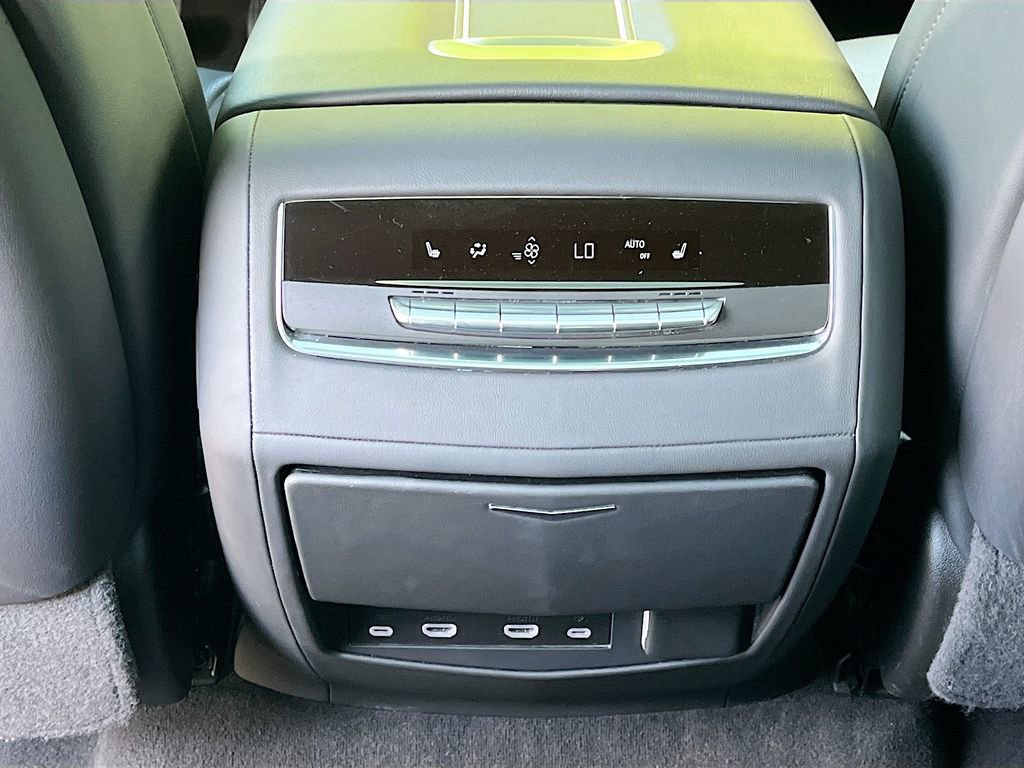 Used 2024 Cadillac Escalade Premium Luxury RWD image 33