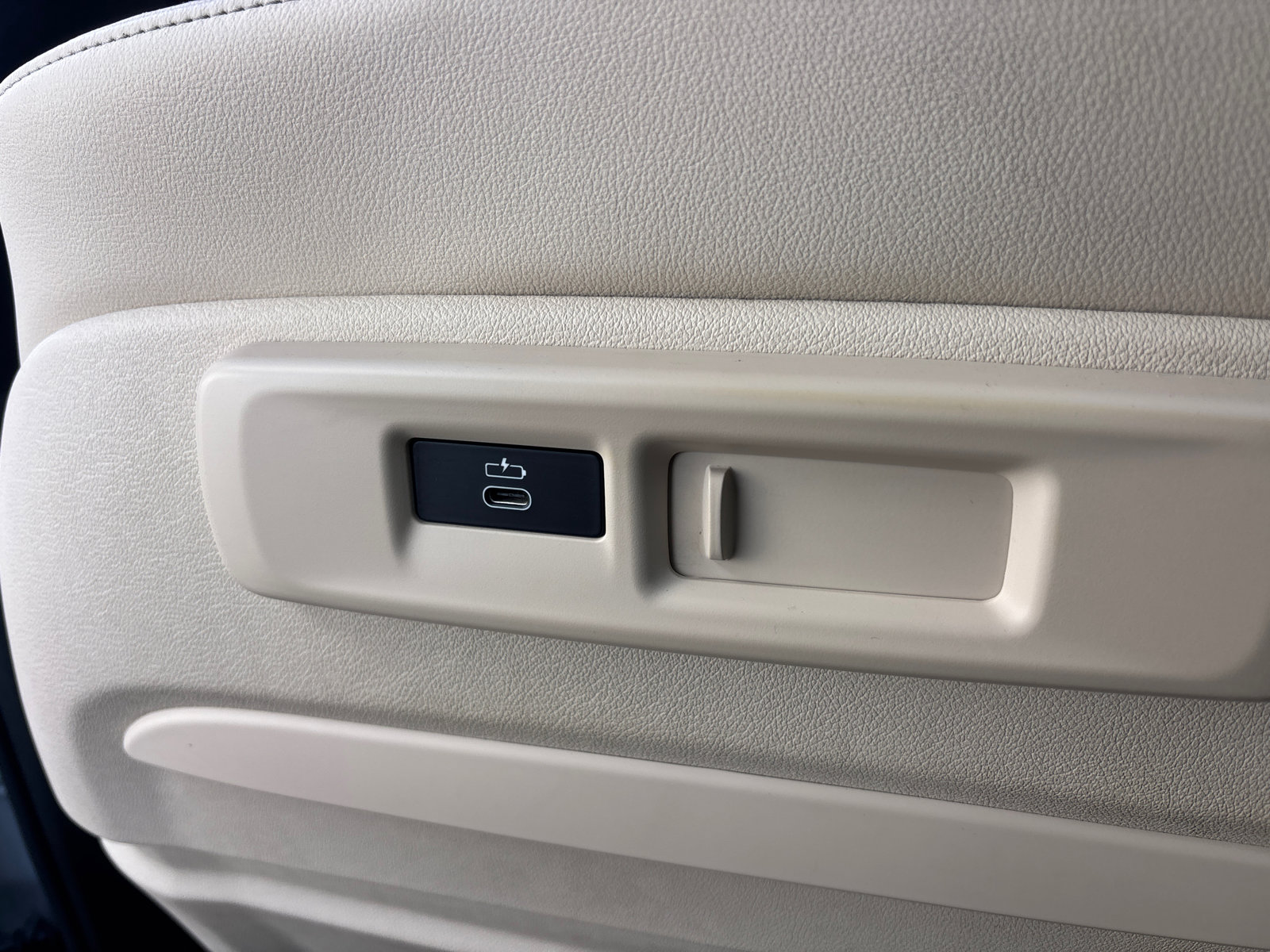 Used 2022 BMW X7 M50i w/ Cold Weather Package image 33