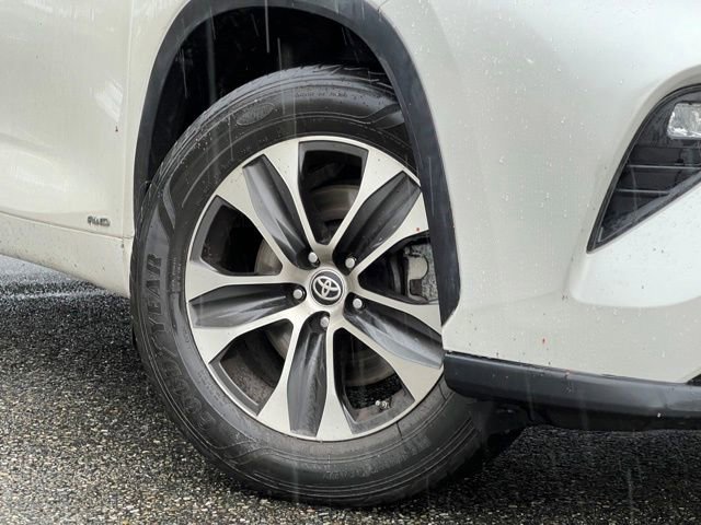 Used 2021 Toyota Highlander XLE AWD/4WD image 2