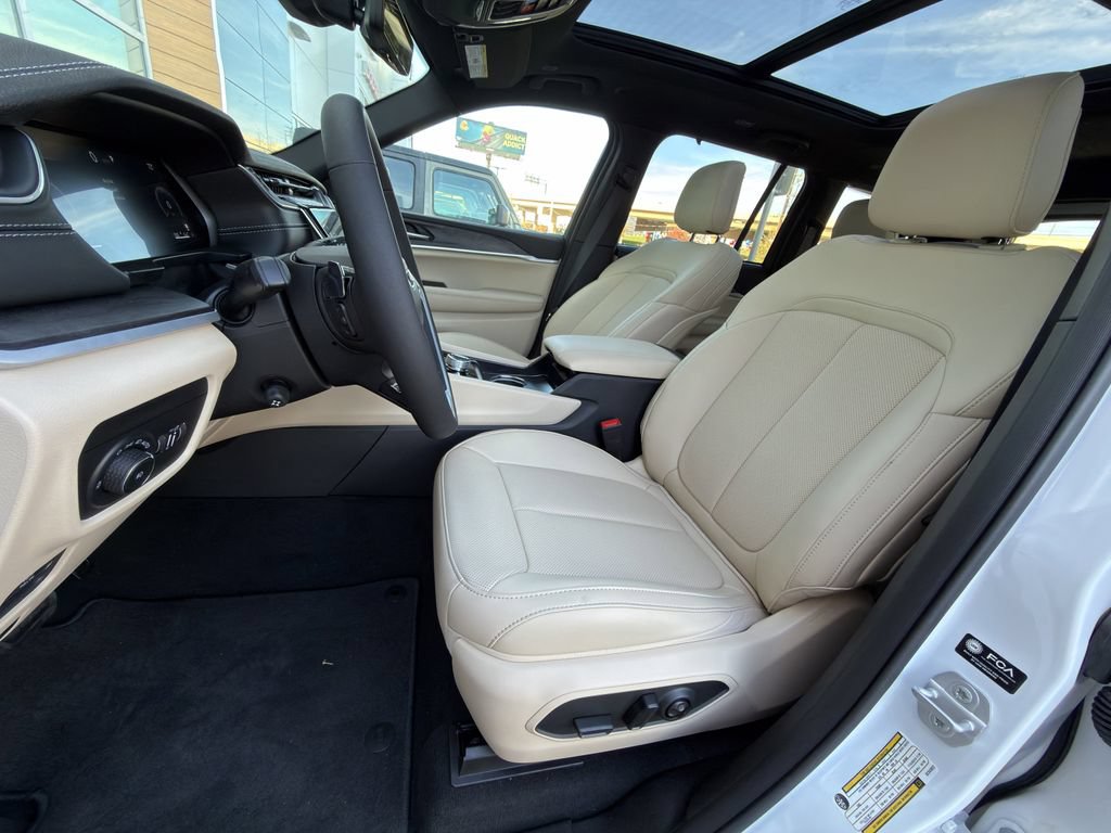 New 2025 Jeep Grand Cherokee Limited w/ Luxury Tech Group II AWD/4WD image 19