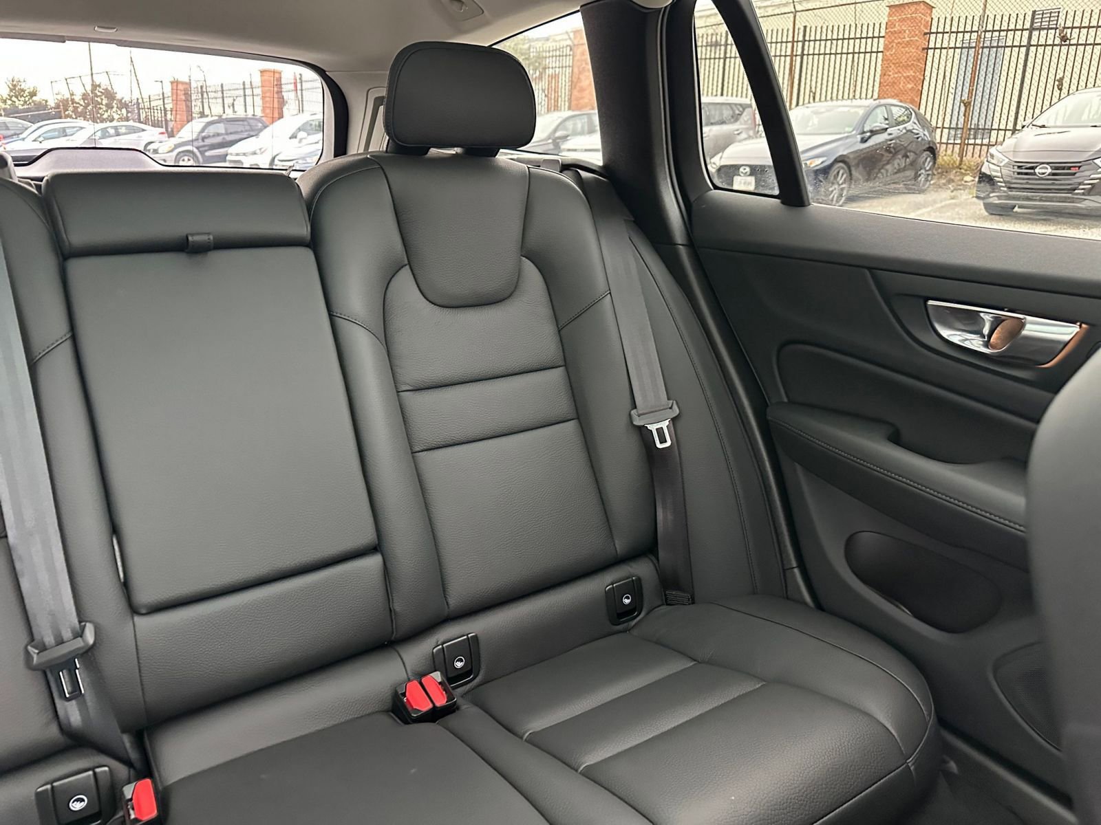 Used 2025 Volvo V60 B5 Cross Country Plus image 36