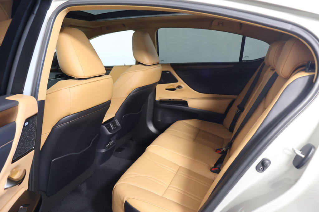 Used 2025 Lexus ES 350 w/ Luxury Package FWD image 9