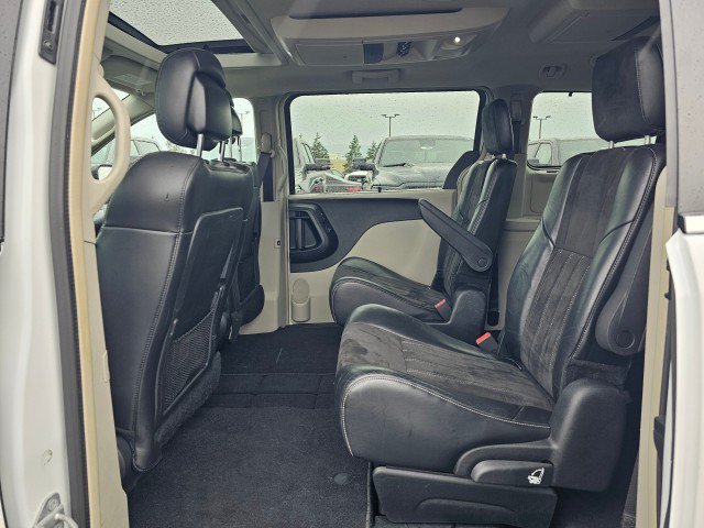 Used 2015 Chrysler Town & Country Limited FWD image 21