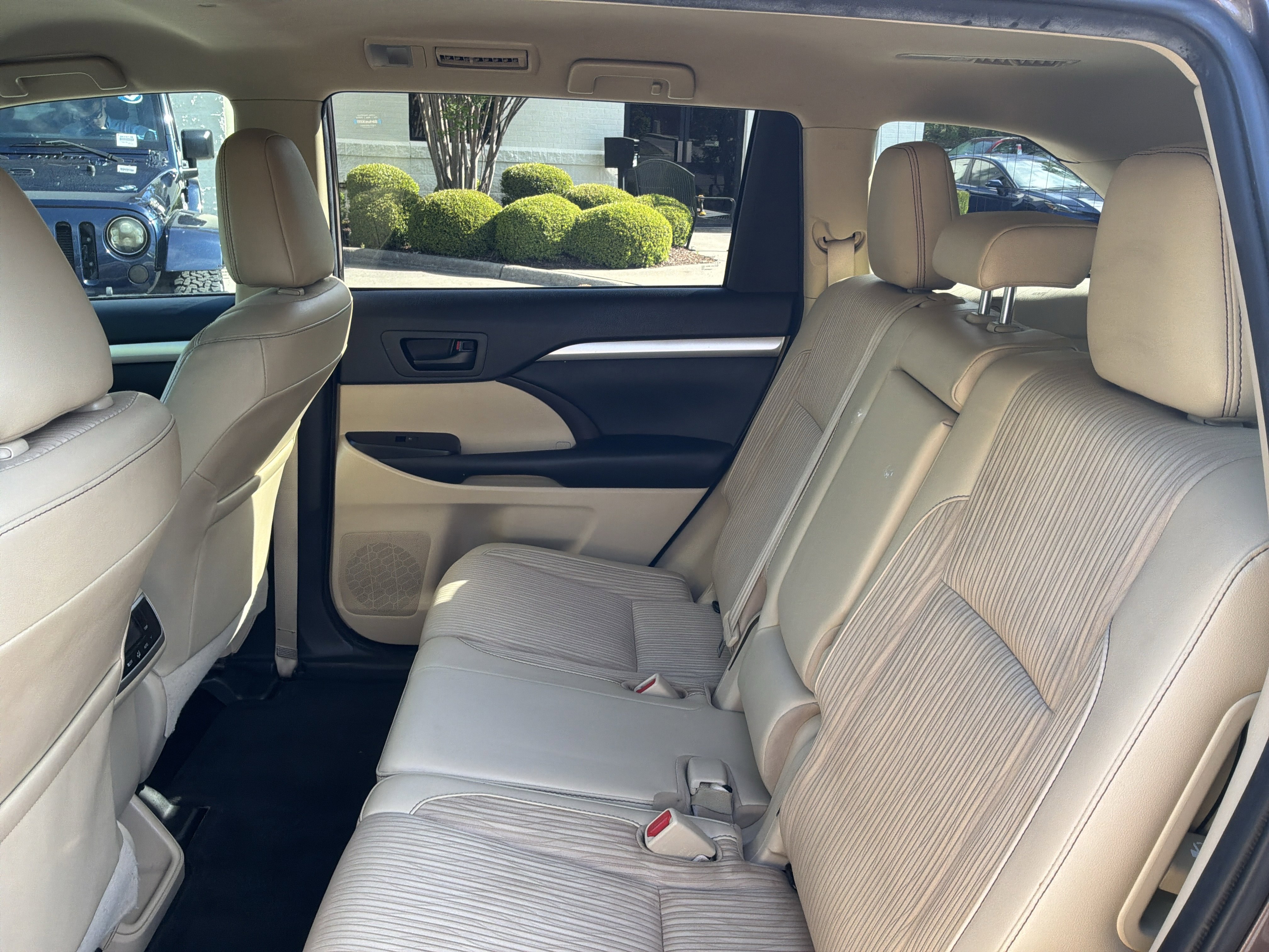 Used 2019 Toyota Highlander Plus FWD image 31