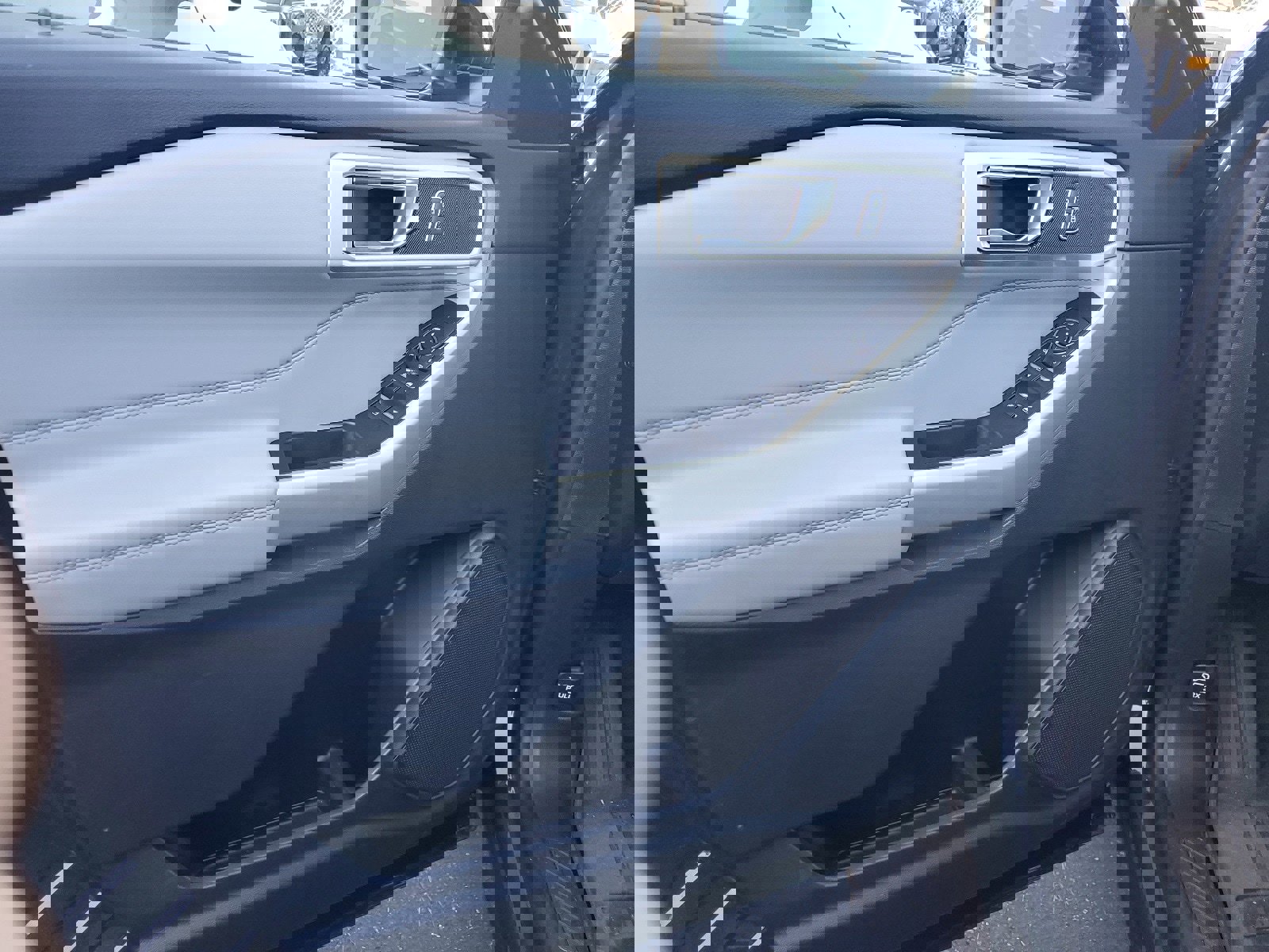 Used 2022 Ford Explorer XLT w/ Equipment Group 202A image 9