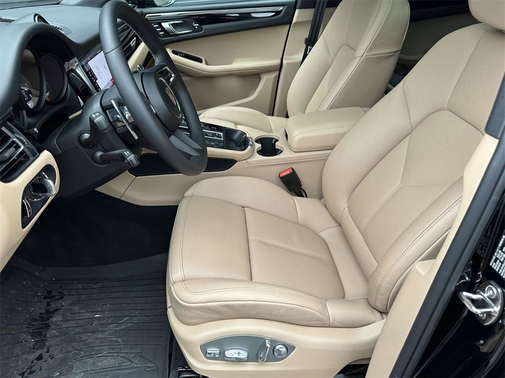 Used 2025 Porsche Macan image 5