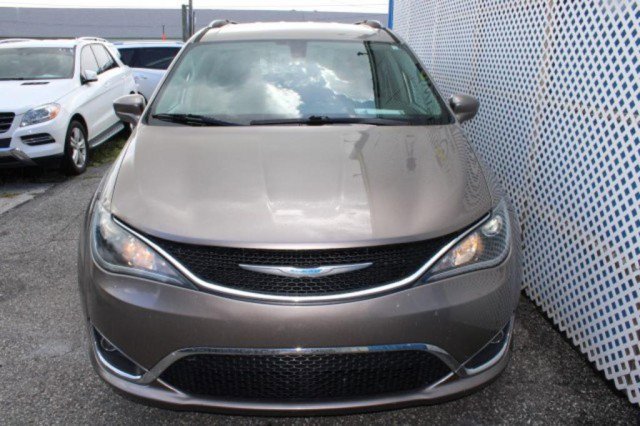 Used 2018 Chrysler Pacifica Touring-L Plus w/ Tire & Wheel Group image 8
