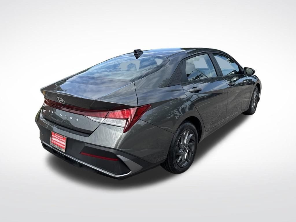 Used 2024 Hyundai Elantra SEL FWD image 6