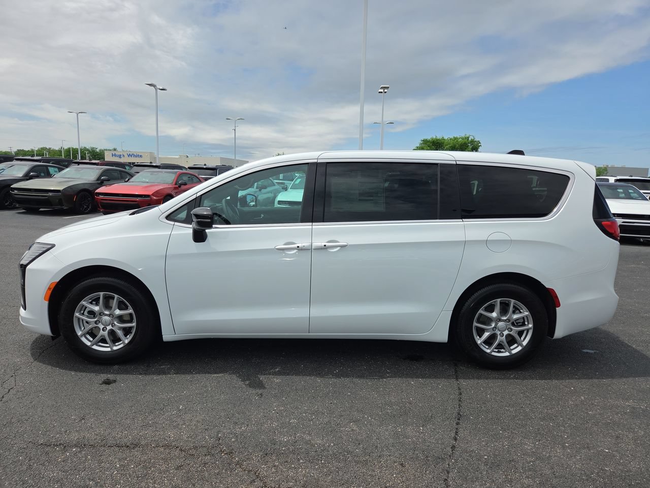 New 2027 Chrysler Pacifica Select w/ Family Tech Group FWD image 4