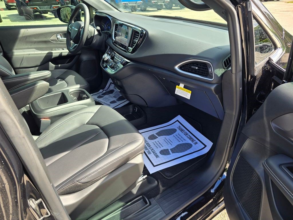 New 2026 Chrysler Voyager LX FWD image 30