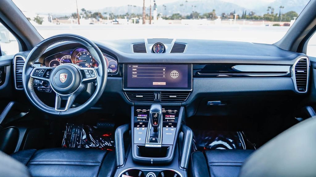 Used 2023 Porsche Cayenne Platinum Edition image 13