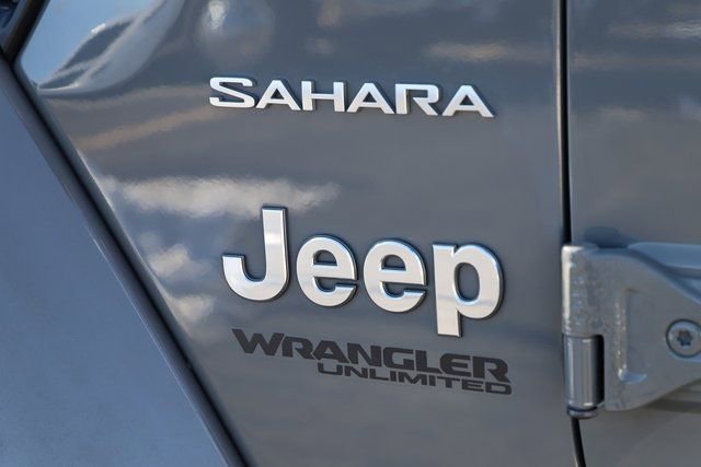 Used 2018 Jeep Wrangler Unlimited Sahara w/ Dual Top Group AWD/4WD image 3