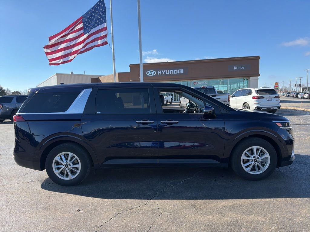 Used 2024 Kia Carnival LX image 3