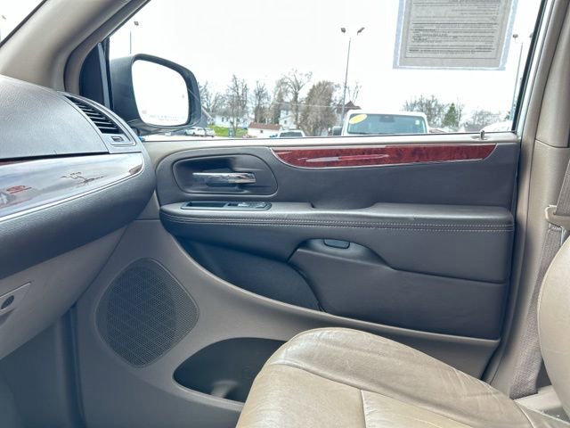 Used 2012 Chrysler Town & Country Limited image 49