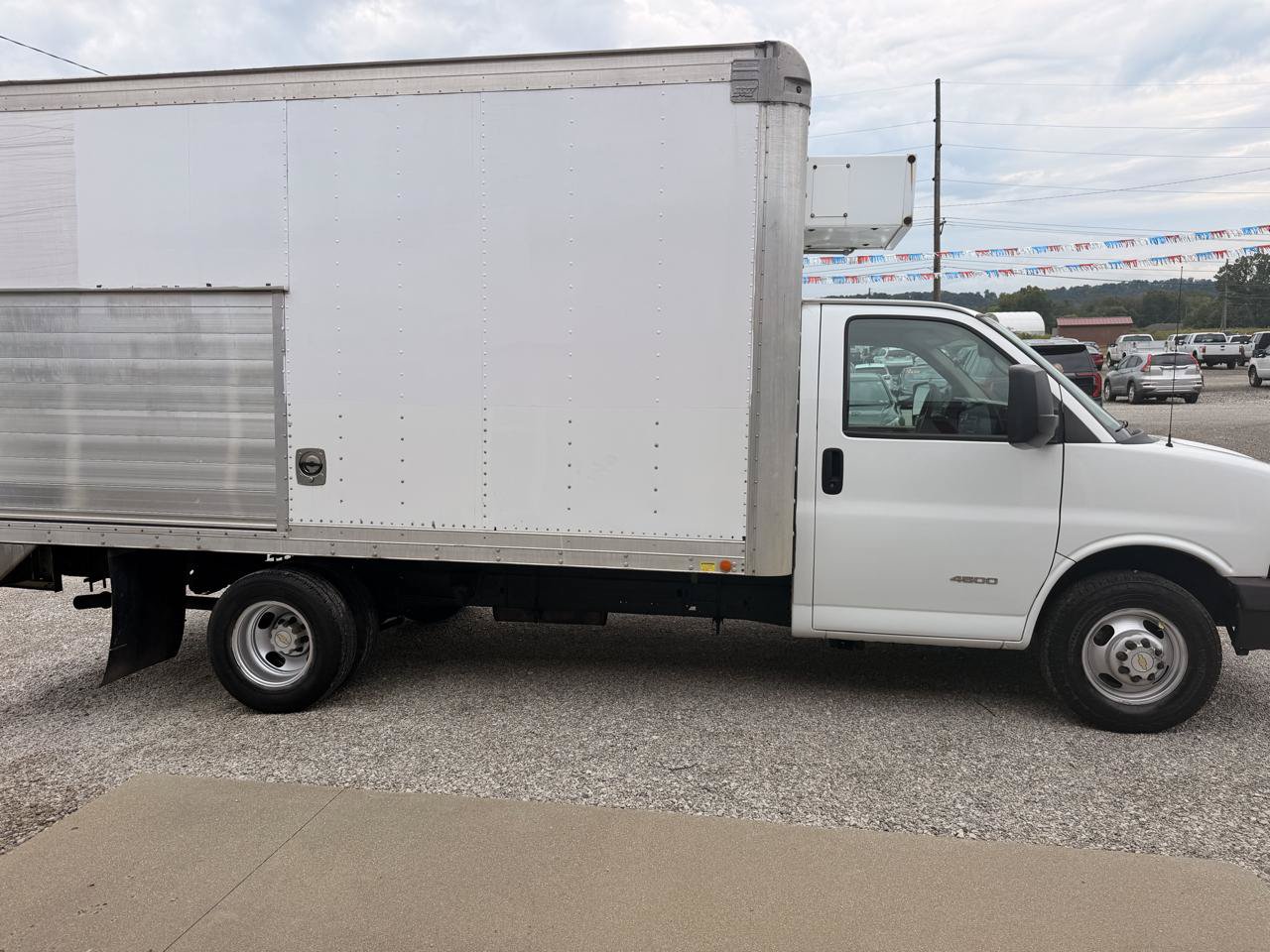 Used 2015 Chevrolet Express 4500 RWD image 2