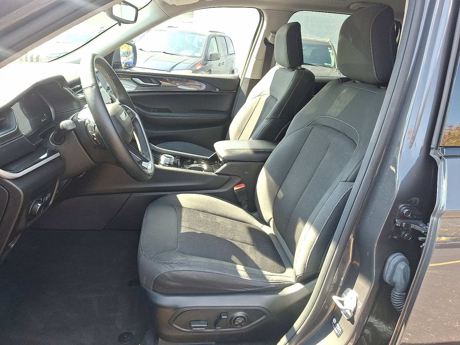 Certified 2022 Jeep Grand Cherokee Laredo w/ Luxury Tech Group I image 14