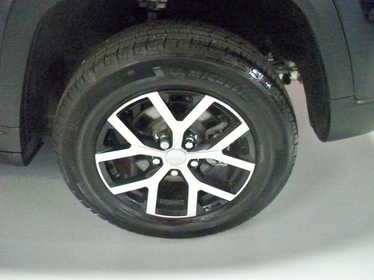 Used 2024 Jeep Grand Cherokee Limited image 9