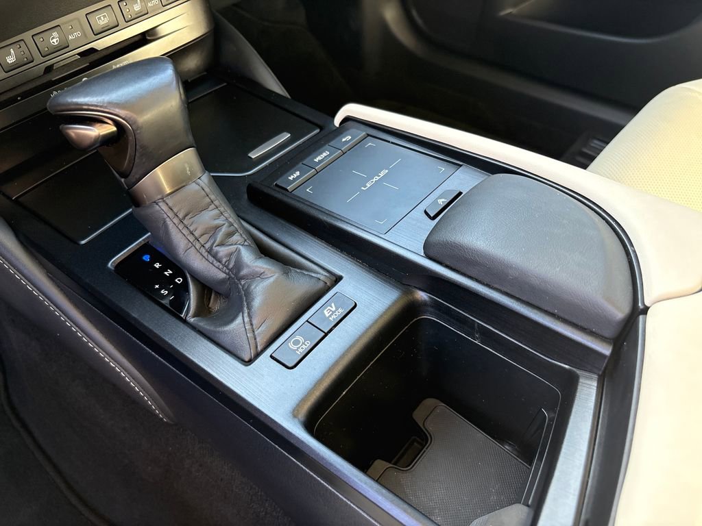 Used 2022 Lexus ES 300h w/ Luxury Package FWD image 28