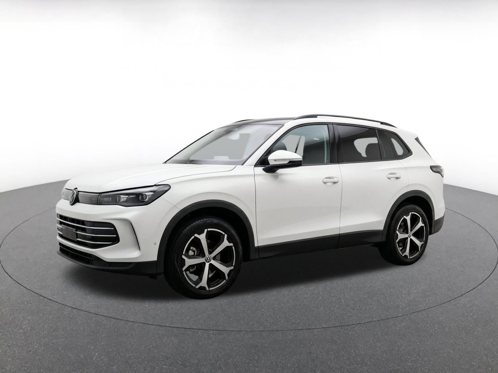 Used 2026 Volkswagen Tiguan SE AWD/4WD image 3