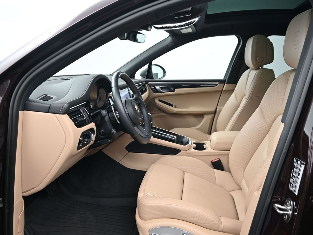 Certified 2023 Porsche Macan Turbo image 4