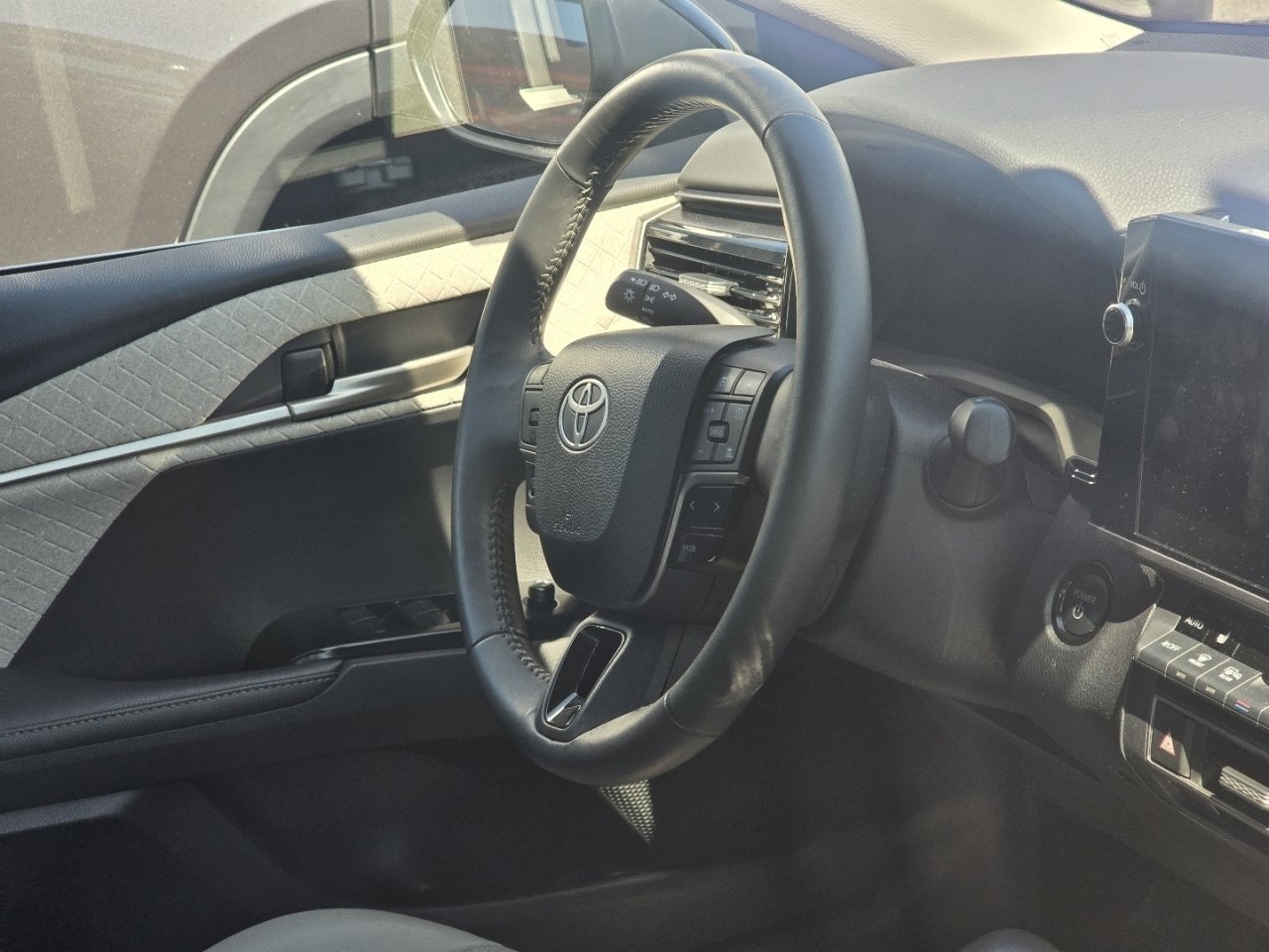 Used 2025 Toyota Camry XLE AWD/4WD image 14