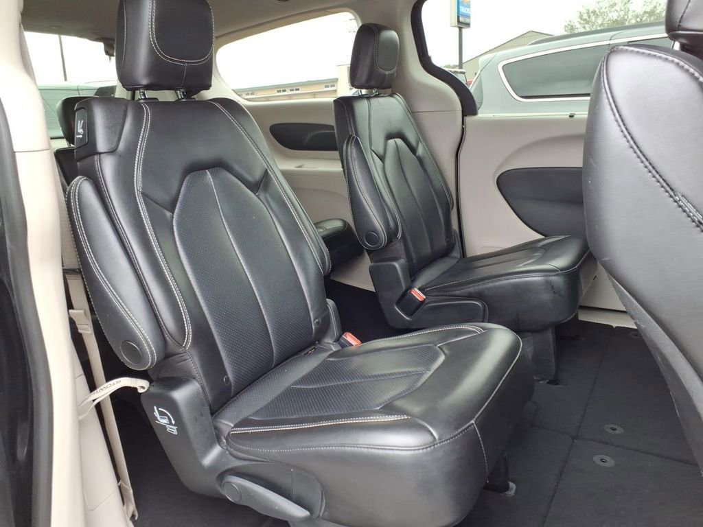 Used 2023 Chrysler Pacifica Touring-L image 13